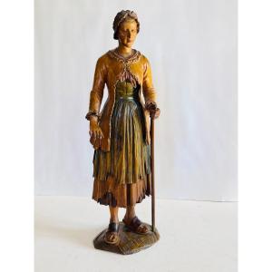 Sculpture En Bois D’un Personnage Féminin